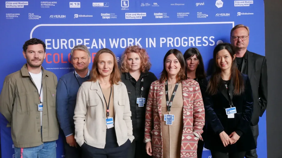 EWIP-2023 jury together with Christina Bentlage (Film- und Medienstiftung Nordrhein-Westfalen, front left middle) and the EWIP-programmers Olimpia Pont Cháfer and Torsten Frehse (back right) : Michael Stütz (Head of Panorama-Section at Berlinale), Holger Stern (commissioning editor ZDF/ARTE), Reta Guetg (Head of Industry and Programming at Zurich Film Festival), Lorna Lee Torres (Head of International Sales Magnolia Pictures), und Hattie Yu (film producer and consultant)